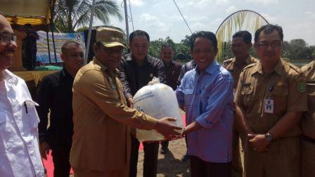 Plt Bupati Tebar Benih Ikan di Waduk PT. Salim Ivomas Pratama